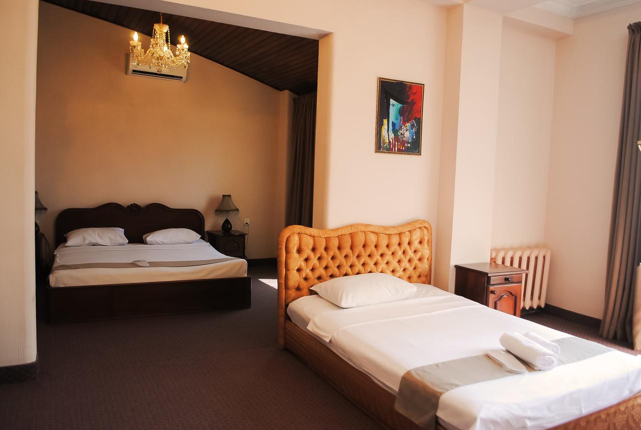 Hotel Sympatia Tbilisi Exteriör bild