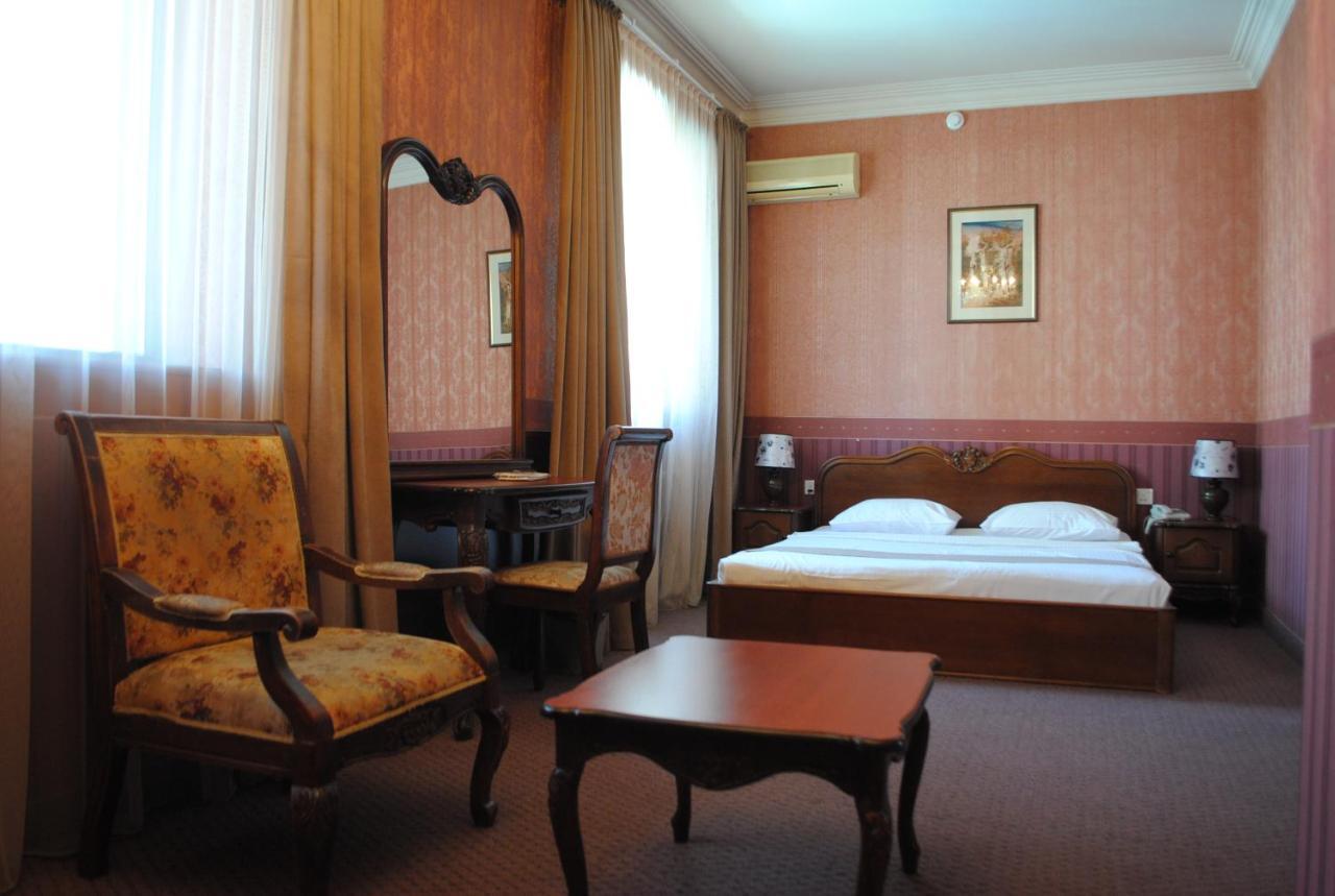 Hotel Sympatia Tbilisi Exteriör bild