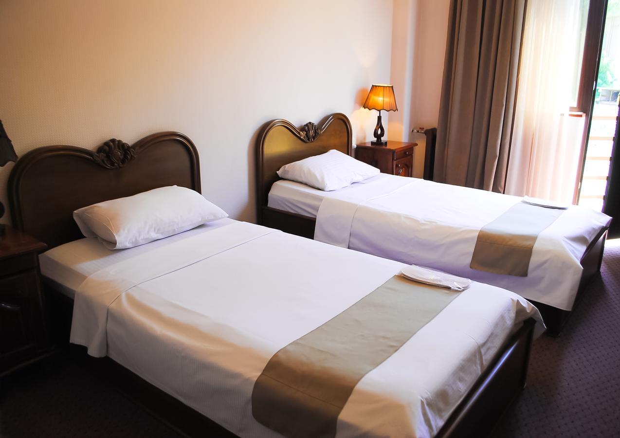 Hotel Sympatia Tbilisi Exteriör bild